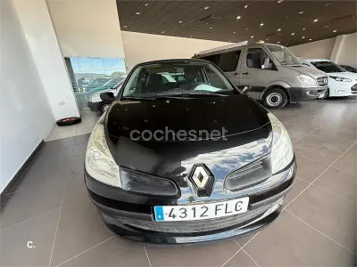 Begagnad Renault Clio II Authentique 75 HK (55 kW) 2007 Svart Sedan