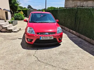 Usado Ford Fiesta Sport 100 CV (73 kW) 2005 Rojo Utilitario