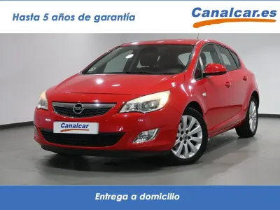 Usado Opel Astra Cosmo 110 CV (80 kW) 2010 Rojo