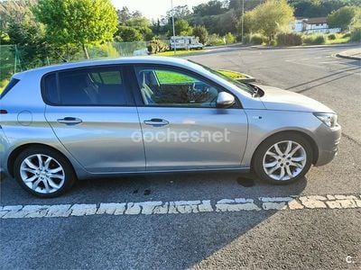 Usado Peugeot 308 Style 100 HP (73 kW) 2016 Cinzento Sedan