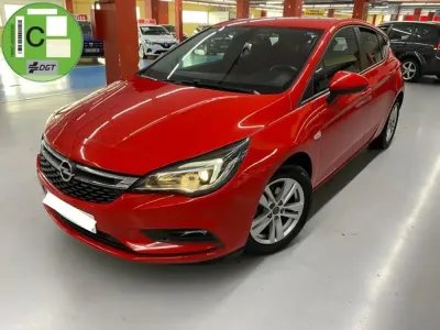 Usado Opel Astra Selective 105 CV (77 kW) 2018 Rojo Utilitario