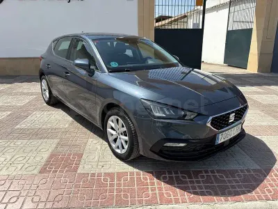 Usado Seat Leon Reference 115 CV (84 kW) 2021 Gris / plata Berlina