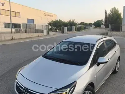 Usado Opel Astra Selective 110 CV (80 kW) 2019 Gris / plata Familiar
