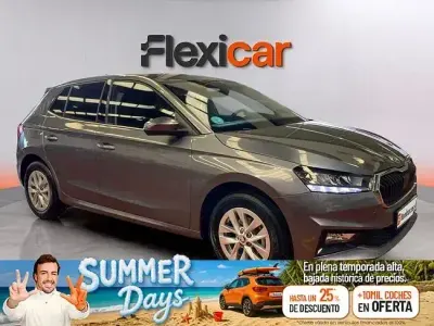 Usado Skoda Fabia Essence 95 CV (69 kW) 2025 Gris Utilitario