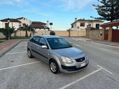 Usado Kia Rio Active 110 CV (80 kW) 2007 Gris Utilitario