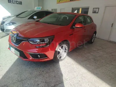 Usado Renault Mégane IV Business 115 CV (84 kW) 2020 Rojo Berlina