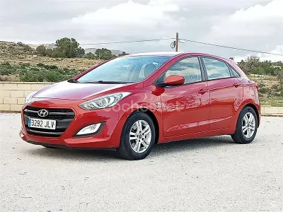 Usado Hyundai i30 110 CV (80 kW) 2016 Rojo Berlina
