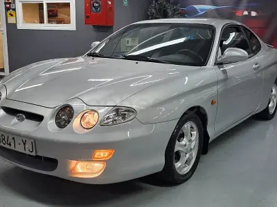 Usado Hyundai Coupé 138 CV (101 kW) 1999 Gris / plata Coupe