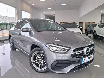 Usado Mercedes GLA200 150 CV (110 kW) 2023 Gris / plata SUV