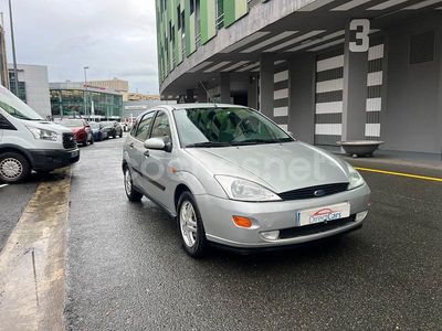 Gris / plata Usado 2001 Ford Focus Trend Berlina | 3790 € (Caro)