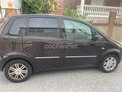 Usado Lancia Musa 95 CV (69 kW) 2006 Negro Monovolumen