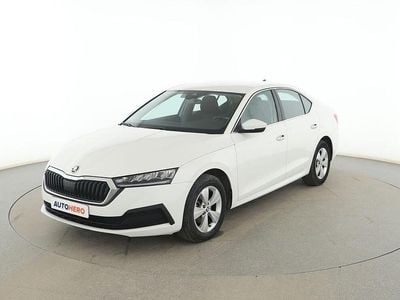 Blanco Usado 2023 Skoda Octavia Ambition Berlina | 22.599 € (Precio justo)