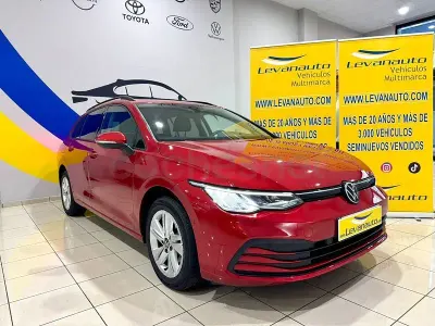 Usado VW Golf VIII 115 CV (84 kW) 2022 Granate Familiar