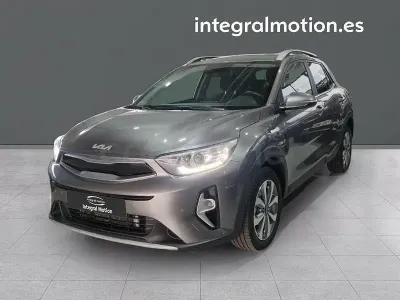 Usado Kia Stonic 100 CV (73 kW) 2024 Gris / plata SUV