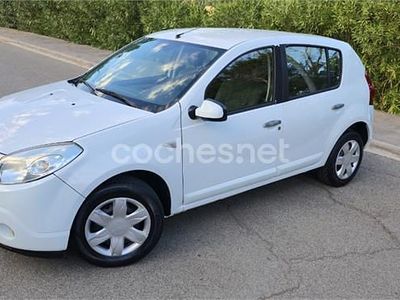 Usado Dacia Sandero Lauréate 70 CV (51 kW) 2010 Blanco Berlina