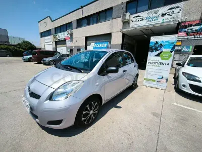 Usado Toyota Yaris Live 69 CV (50 kW) 2010 Gris / plata Utilitario