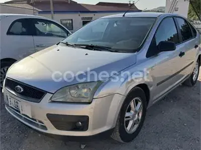 Usado Ford Focus Trend 100 CV (73 kW) 2005 Gris / plata Berlina