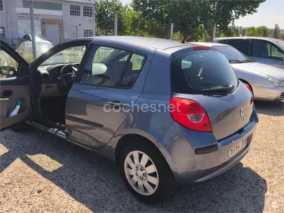 Usado Renault Clio II Dynamique 85 CV (62 kW) 2006 Verde Berlina