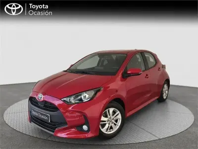 Usado Toyota Yaris Hybrid Active 116 CV (85 kW) 2022 Rojo Monovolumen