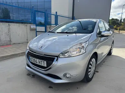 Usado Peugeot 208 Active 92 CV (67 kW) 2014 Gris / plata Utilitario