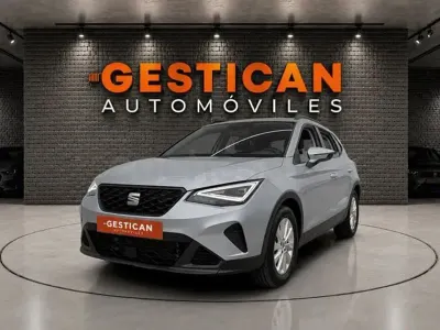 Usado Seat Arona Style 110 CV (80 kW) 2023 Gris / plata SUV