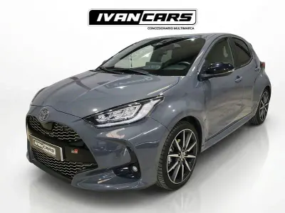 Usado Toyota Yaris Hybrid Plus 130 CV (95 kW) 2025 Gris / plata Berlina