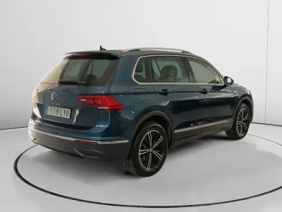 Käytetty VW Tiguan Life 150 HP (110 kW) 2022 Sininen Katumaasturi