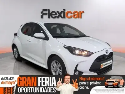 Usado Toyota Yaris Hybrid Active 116 CV (85 kW) 2022 Blanco