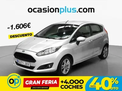 Usado Ford Fiesta Trend 75 CV (55 kW) 2017 Gris plata Utilitario