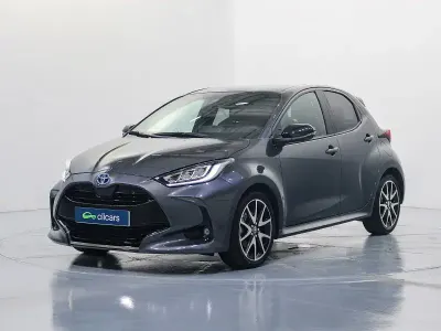 Usado Toyota Yaris Hybrid Style 116 CV (85 kW) 2022 Gris / plata Berlina