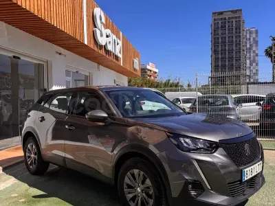 Usado Peugeot 2008 Allure 110 CV (80 kW) 2021 Marrón SUV