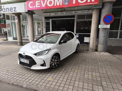 Usado Toyota Yaris Hybrid Plus 116 CV (85 kW) 2022 Blanco Berlina