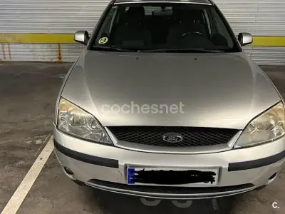 Usado Ford Mondeo Trend 125 CV (91 kW) 2002 Gris / plata Berlina