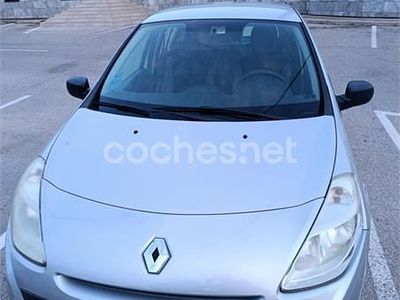 Usado Renault Clio II 75 CV (55 kW) 2010 Gris / plata Berlina