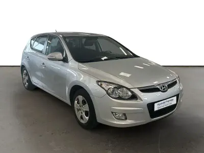 Usado Hyundai i30 Comfort 109 CV (80 kW) 2010 Gris / plata Berlina