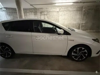 Käytetty Toyota Auris Hybrid 136 HP (100 kW) 2016 Valkoinen Sedan