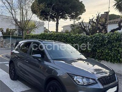 Usado Seat Arona Ecomotive 115 CV (84 kW) 2018 Gris / plata SUV