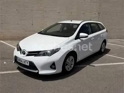 Usado Toyota Auris Hybrid Active 136 CV (100 kW) 2013 Blanco Familiar