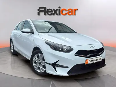 Usado Kia Ceed 136 CV (100 kW) 2023 Beige Utilitario