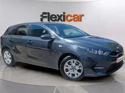 Usado Kia Ceed 136 CV (100 kW) 2023 Azul Utilitario