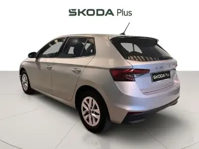 Usado Skoda Fabia Selection 95 CV (69 kW) 2025 Gris plata Utilitario