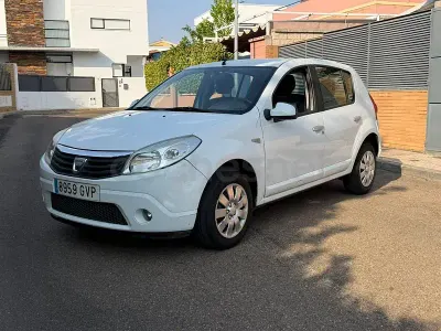 Usado Dacia Sandero Ambiance 75 CV (55 kW) 2010 Blanco Berlina