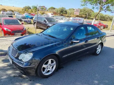 Usado Mercedes C220 Avantgarde 150 CV (110 kW) 2004 Gris / plata Berlina