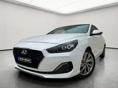 Usado Hyundai i30 120 CV (88 kW) 2019 Blanco Berlina