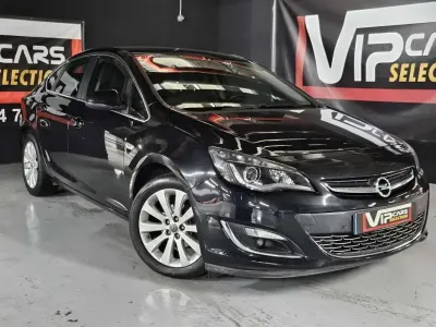 Usado Opel Astra 140 CV (102 kW) 2014 Negro Berlina