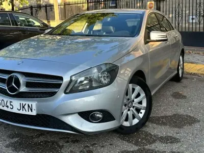 Usado Mercedes A180 Style 109 CV (80 kW) 2015 Gris Utilitario