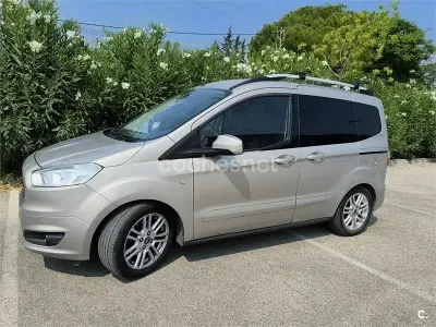 Usado Ford Tourneo Courier Titanium 95 CV (69 kW) 2018 Beige Monovolumen