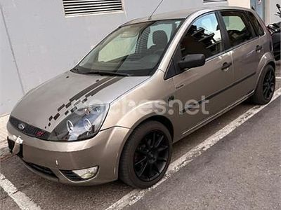 Gris / plata Usado 2004 Ford Fiesta Trend Berlina | 2000 € (Precio justo)