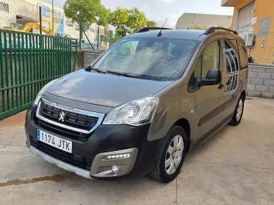 Usado Peugeot Partner Tepee Outdoor 100 CV (73 kW) 2016 Gris / plata Monovolumen