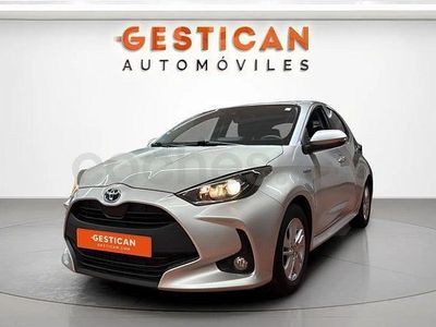 Usado Toyota Yaris Hybrid Style 116 CV (85 kW) 2021 Gris / plata Berlina
